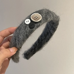 Cerchietto in peluche grigio con bottoni decorativi per accessori per capelli