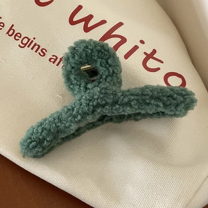 Pince à cheveux mignonne en tissu peluche vert foncé pour femmes style minimaliste