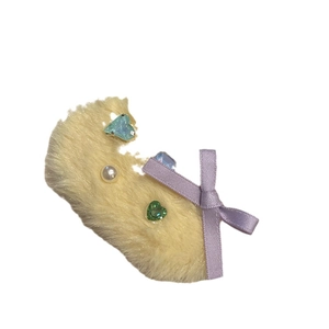 Barrette en peluche jaune avec nœud violet et décorations de pierres précieuses