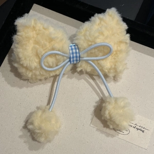 Fermaglio per capelli a fiocco in peluche crema con dettagli blu e morbidi pompon