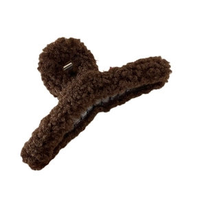 Pince à cheveux en peluche marron café avec texture douce en laine d'agneau
