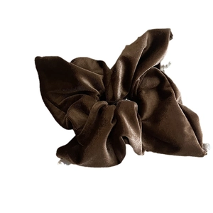 Élastique à cheveux élégant en velours marron foncé avec texture douce et nœud
