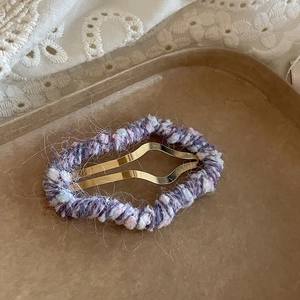 Barrette à cheveux nuage en tricot violet sur dentelle vintage et plateau brun