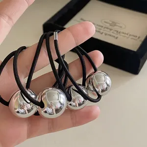 Set di quattro elastici neri per capelli con perle argentate lucide effetto specchio