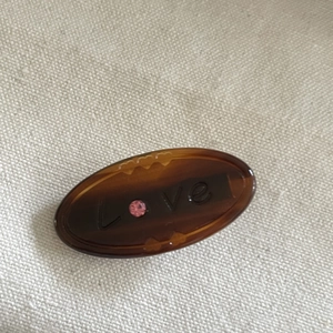 Barrette ovale en écaille ambrée avec gravure Love et strass rose pour femmes