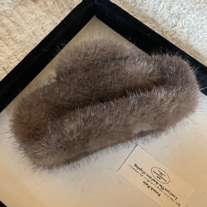 Braune Plüsch-Haarklammer für Damen im eleganten, minimalistischen französischen Stil