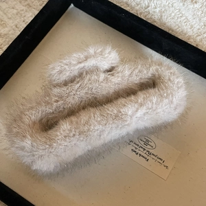 Plüsch Beige Kunstfell Haarklammer für Damen Haarschmuck und dickes Haar Styling