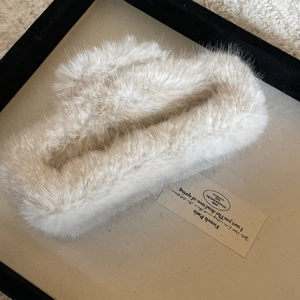 Plüsch-Haarklammer in Beige, großer Haargreif aus Kunstfell für elegante Frisuren