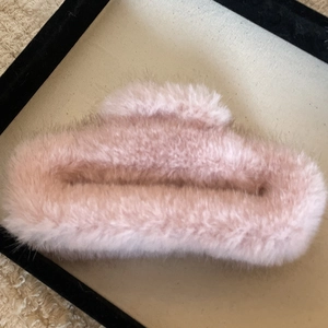 Detailaufnahme der rosa Plüsch-Haarklammer mit Fokus auf die weiche Kunstfell-Textur
