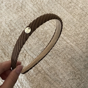 Retro coffee woven wool headband with golden metal tag and handmade textured knit design