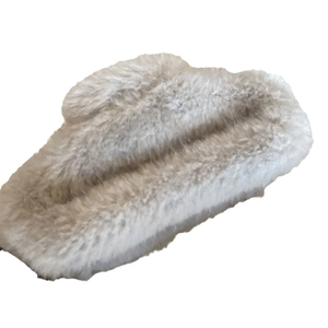 Große cremeweiße Plüsch-Haarklammer für Damen mit weicher, flauschiger Winter-Textur