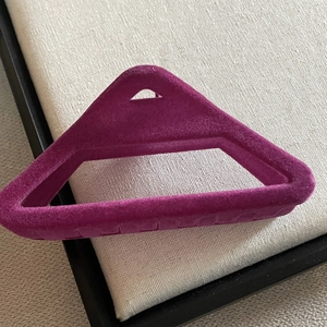 Détail de la pince à cheveux triangulaire floquée rose violet avec texture velours