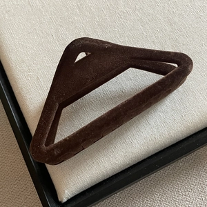 Pince à cheveux triangle floquée marron foncé avec finition velours pour femmes
