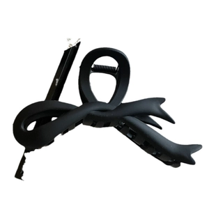 Pince à cheveux noeud noir mat pour femme avec grand design de pince crabe élégante et moderne