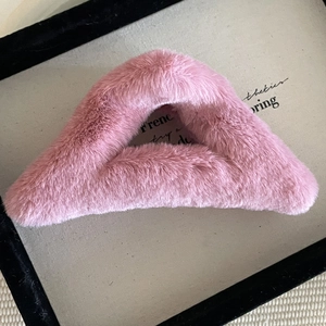 Große plüschige Haarspange aus rosa Kunstfell in Dreiecksform für den Herbst Winter