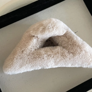 Eleganter beiger Plüsch-Haarclip im großen Dreiecks-Design für Damen und Mädchen