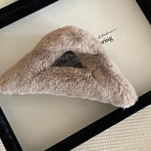 Nahaufnahme der flauschigen dreieckigen Haarspange in Hellbraun mit Kunstfell