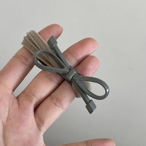 Élastique à cheveux minimaliste avec ruban beige et nœud en acrylique gris élégant
