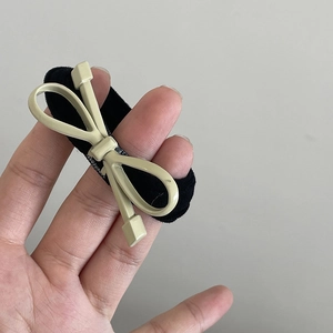 Élastique à cheveux noir minimaliste avec un nœud décoratif en résine vert mat