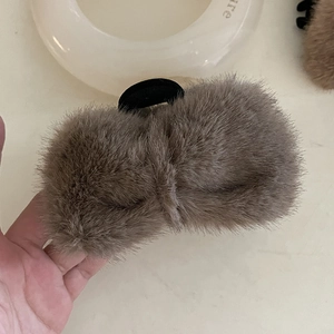 Pince à cheveux élégante en peluche marron foncé, accessoire en fausse fourrure pour femmes