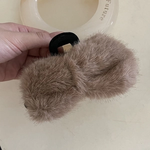 Pince à cheveux en fausse fourrure marron clair pour coiffures d'automne hiver