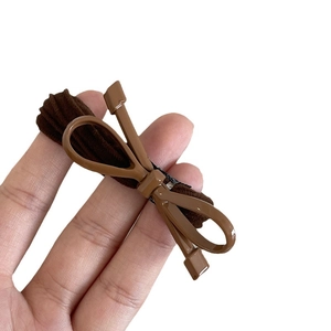Élastique à cheveux minimaliste avec nœud marron foncé brillant et tissu texturé doux