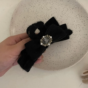 Pince à cheveux vintage en velours noir avec nœud papillon, strass et perles baroques