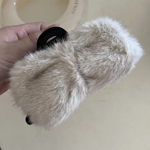 Grande pince à cheveux élégante en fausse fourrure beige pour coiffures polyvalentes
