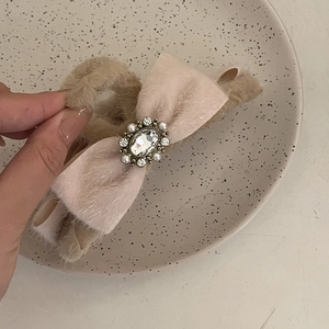 Pince à cheveux noeud en velours vintage avec diamant baroque et détails en perles