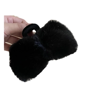 Pince à cheveux élégante en peluche noire avec nœud en fausse fourrure pour femme