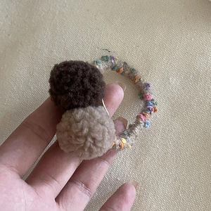 Élastique à cheveux avec pompons en laine d'agneau marron et crème et tricot coloré