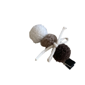 Barrette à cheveux avec pompons en peluche marron et blanc et nœud tissé pour femme