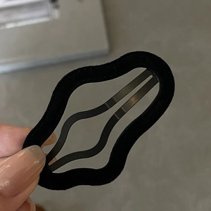 Classic black wavy cloud snap clip for women hair styling accessory in matte finish