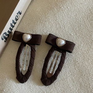 Barrettes à cheveux vintage en tricot marron avec perle en forme de cœur sur fond beige