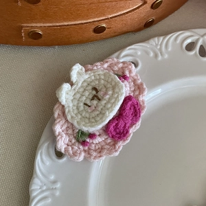 Détail d'une pince à cheveux au crochet faite main avec un petit animal mignon