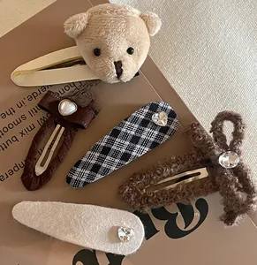 Détail d'un lot de barrettes marrons avec ours en peluche, strass en cœur et tissu à carreaux