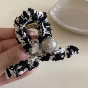 Elegant Alloy Tweed Fabric Shark Hair Claw Clip With Grey Faux Artificial Pearl Heart Rhinestone Back Head Updo Hairclip For Women Accessory