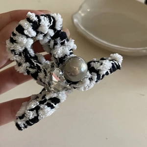 Elegant houndstooth hair claw clip with large grey pearl and heart-shaped crystal