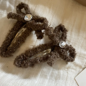 Paire de barrettes nœuds en peluche marron avec strass pour un look d'hiver mignon