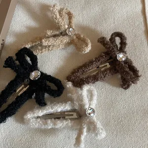 Lot de 4 barrettes noeuds en peluche avec strass en crème, beige, marron et noir