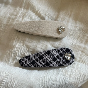 Détail de barrettes à cheveux rétro en feutre et plaid avec cristaux en forme de cœur