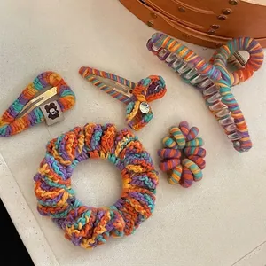 Ensemble d'accessoires cheveux au crochet arc-en-ciel avec chouchous et pinces colorés