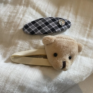 Détail de pince à carreaux avec strass coeur et barrette ours en peluche mignon