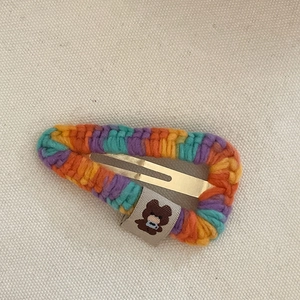Barrette à cheveux tricotée arc-en-ciel avec broderie ours sur fond en toile beige