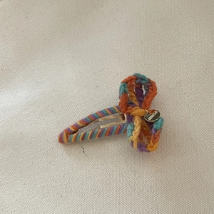 Barrette à cheveux tricotée arc-en-ciel avec nœud papillon et breloque dorée