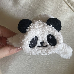 Pince à cheveux panda en peluche noir et blanc fabriquée en polaire douce et duveteuse