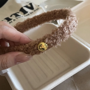 Serre-tête marron en peluche avec bouton smiley doré pour femme, accessoire de mode automne