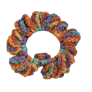 Chouchou en tricot fait main arc-en-ciel avec rayures violettes oranges cyans et jaunes