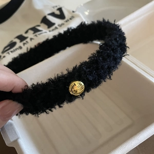 Serre-tête mignon en peluche noire avec breloque smiley doré pour l'automne-hiver