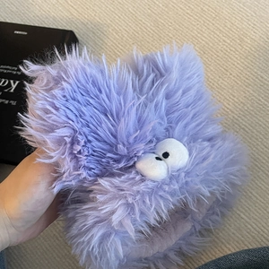 Détail du bandeau en peluche lavande avec des yeux de dessin animé en 3D